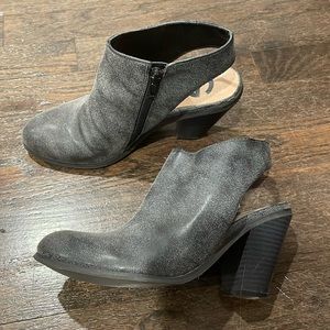 Sz 6.5 Gently Preloved G by Guess super cute grey leather ankle slingback clogs